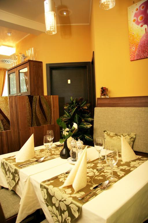 Fine Restaurant & Apartments Malacky Luaran gambar