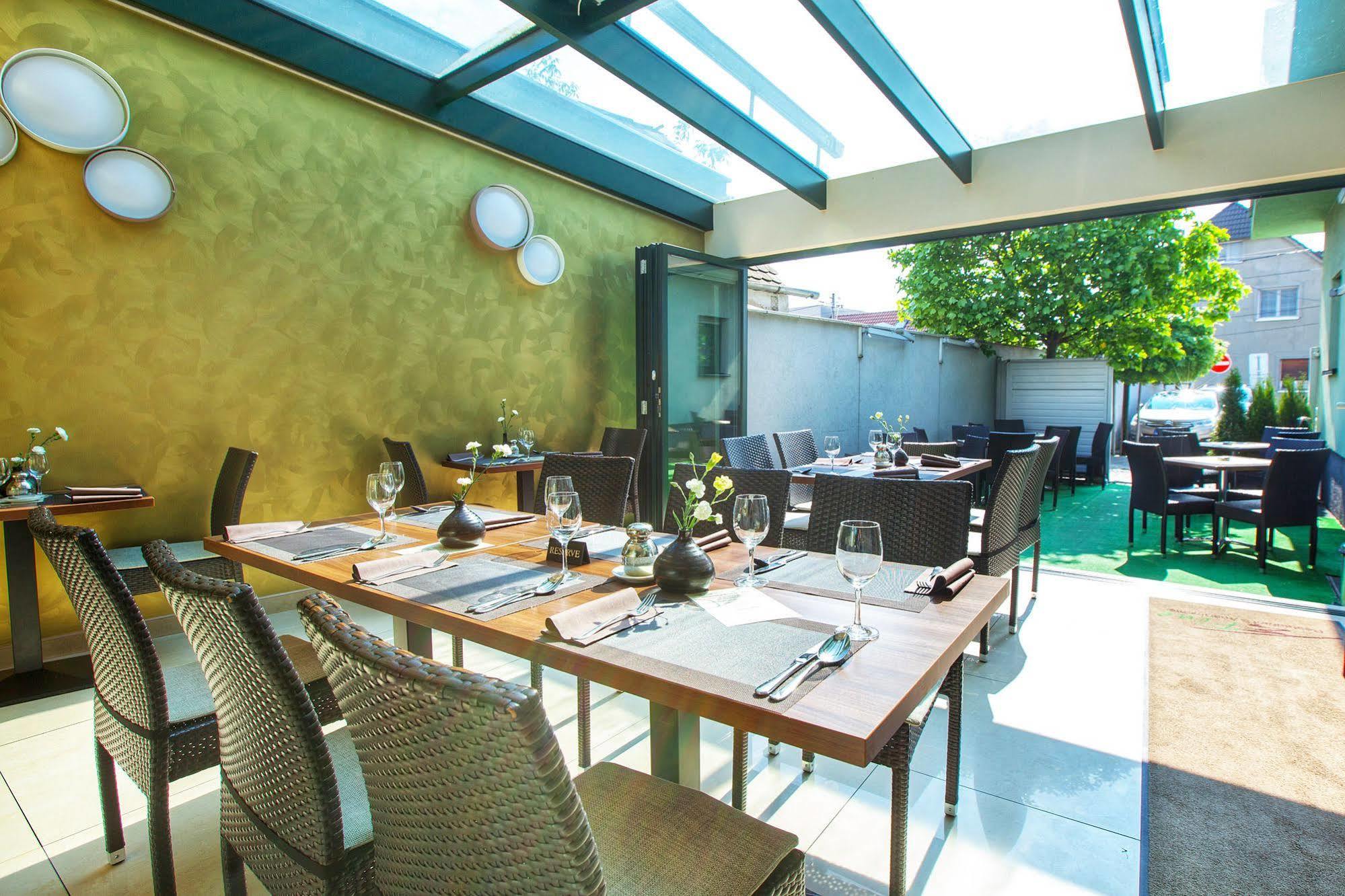 Fine Restaurant & Apartments Malacky Luaran gambar